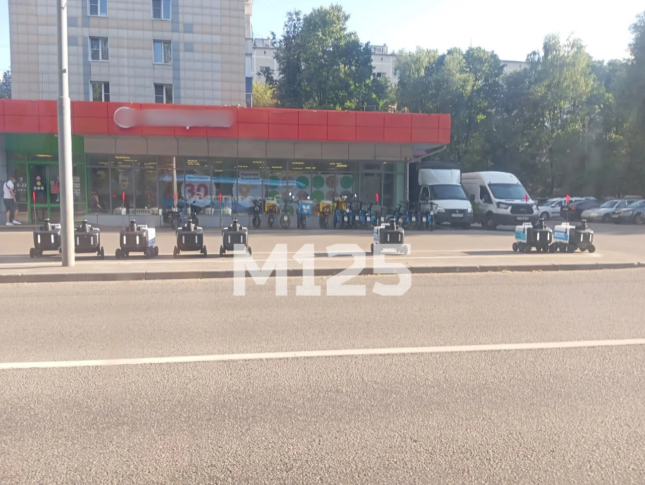 Мини-армия роботов-доставщиков в Студёном 👁👁