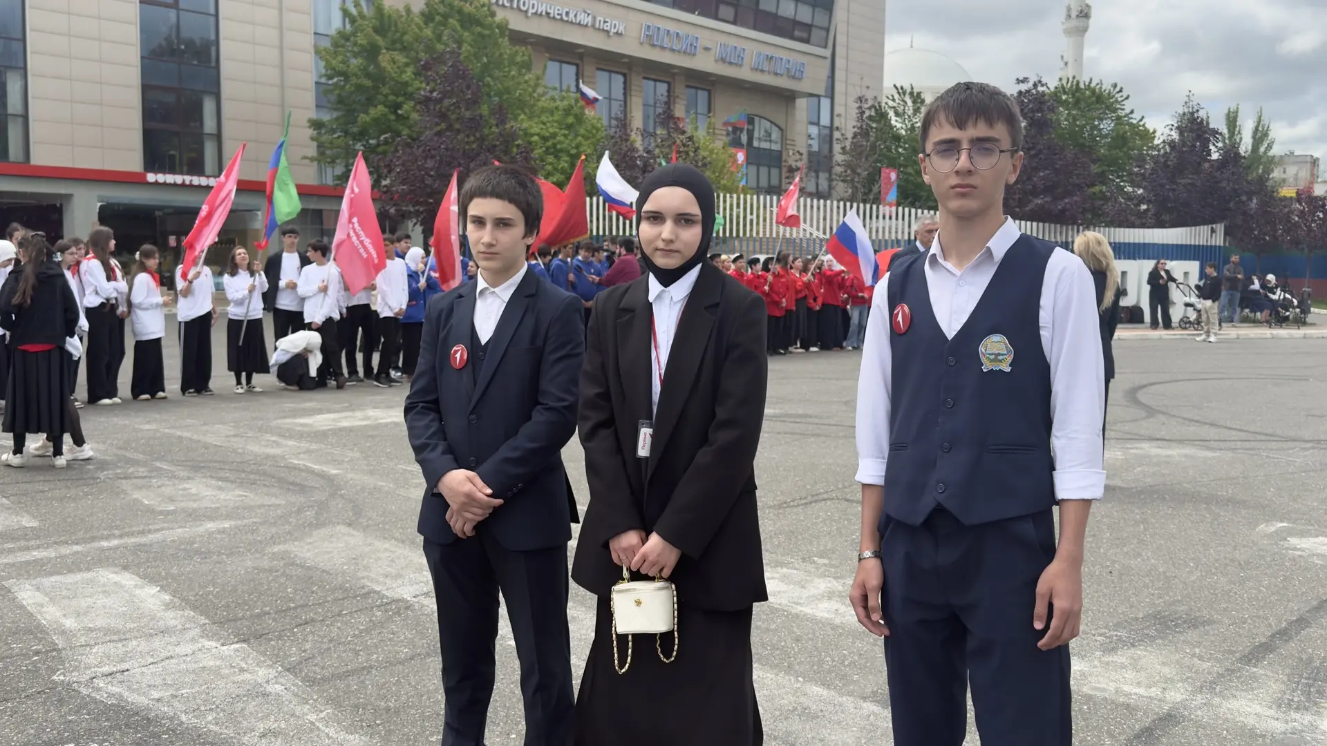 🇷🇺 РАВНЕНИЕ НА ФЛАГ: ПАМЯТЬ ПОКОЛЕНИЙ  Активисты «Движения Первых» и отряд Юнармейцев МБОУ СОШ № 58 