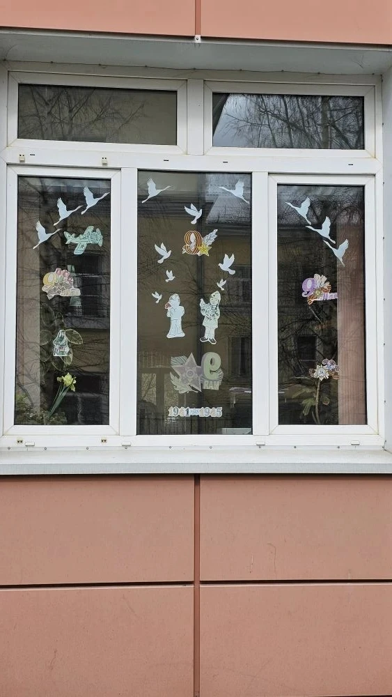 В нашем лицее прошла акция «Окна Победы»! ❤️  В рамках акции ребята с душой украсили окна школы — тр