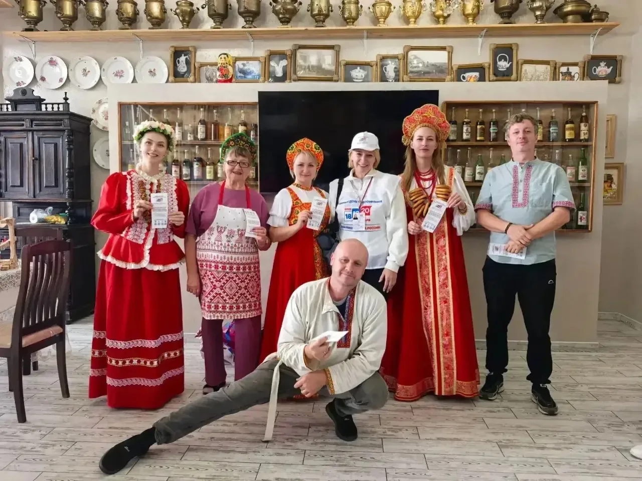 Во время поквартирного обхода в рамках проекта «ИнформУИК» члены УИК №730 города Лермон...