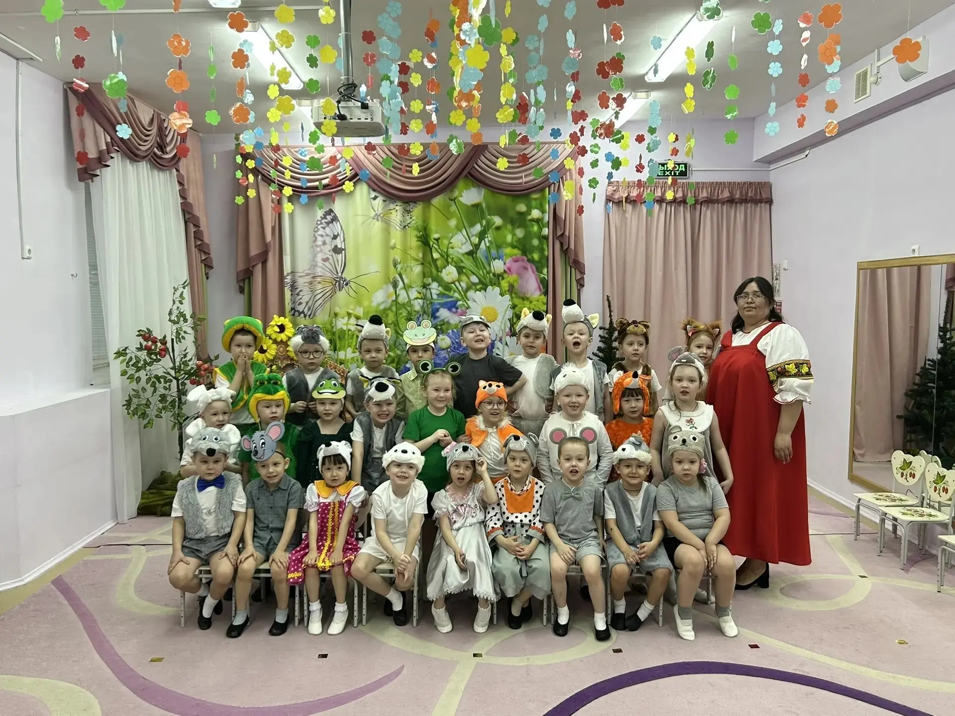 🎭  Настоящая премьера в средней группе «Василёк»!

Наши ребята на время превратились в истинных акт