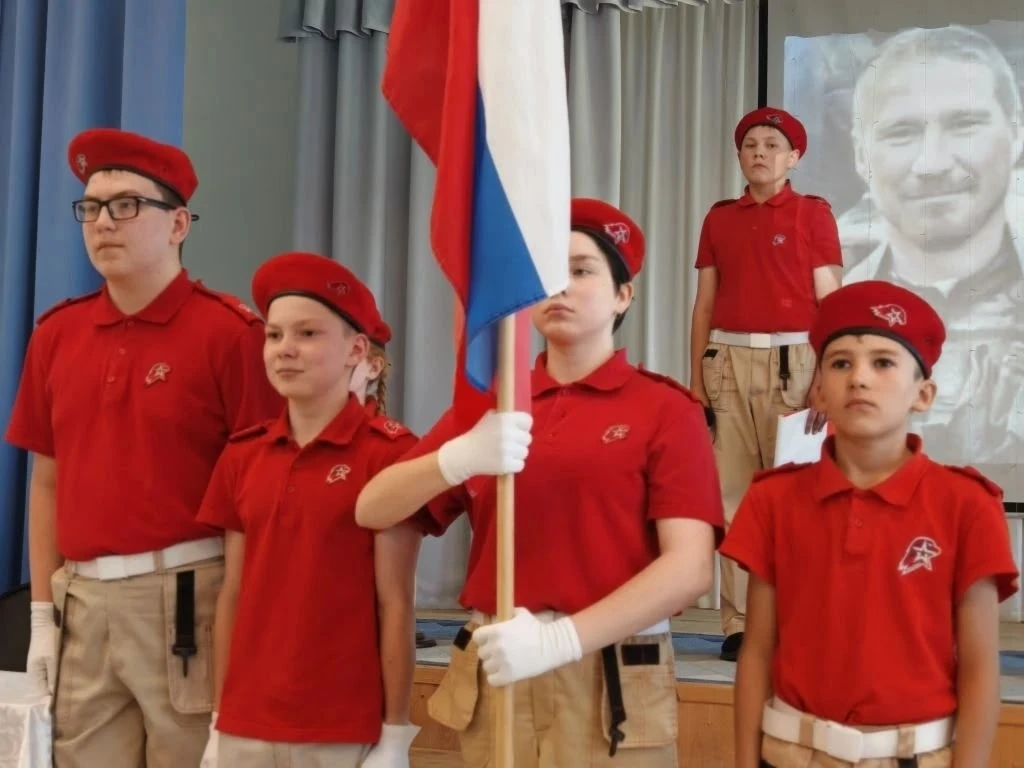 🕊️ «Парта Героя» в Чепецкой школе

25 мая в Чепецкой школе состоялось торжественное открытие «Парты
