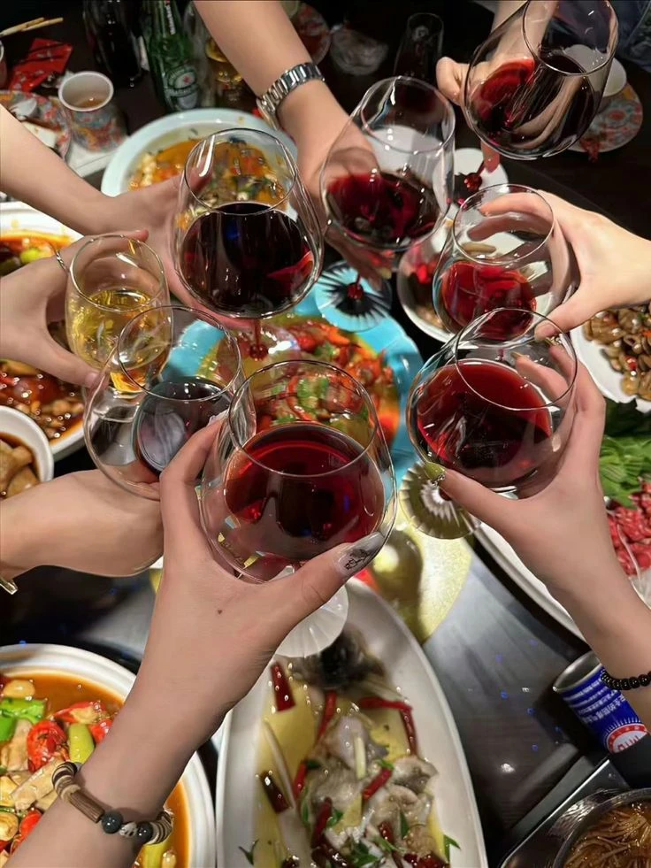 🍷 Вечер пятницы. Застолье в самом разгаре.

Собрались старые друзья, смех, звон тарелок, и тут Андр