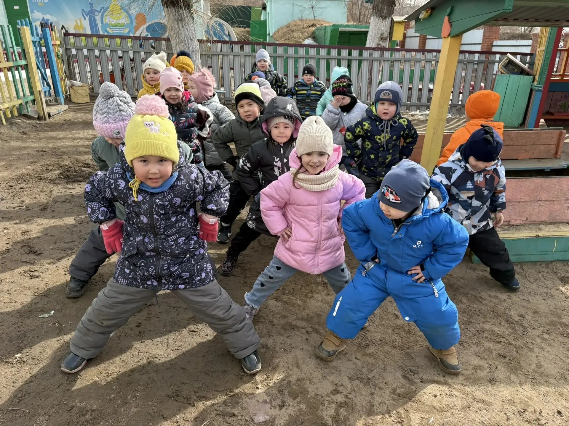 👏Весенняя разминка на прогулке с детьми в детском саду!