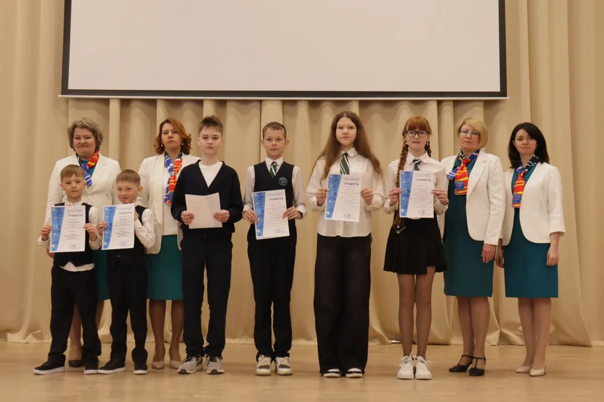 ☀ 13 апреля — начало новой учебной недели.  🇷🇺 На утренней линейке — знаменная группа призёров муниц