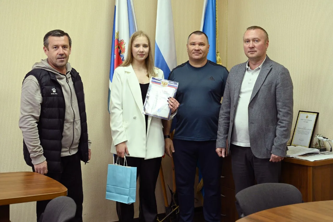 Глава Дегтярска Вадим Трофимов вручил Станиславе Тютюнник, выпускнице Детско-юношеской ...