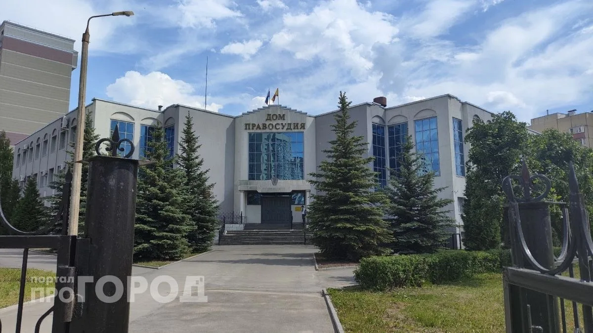 В Новочебоксарске 53-летний местный житель превратил свою квартиру в диспетчерскую для ...