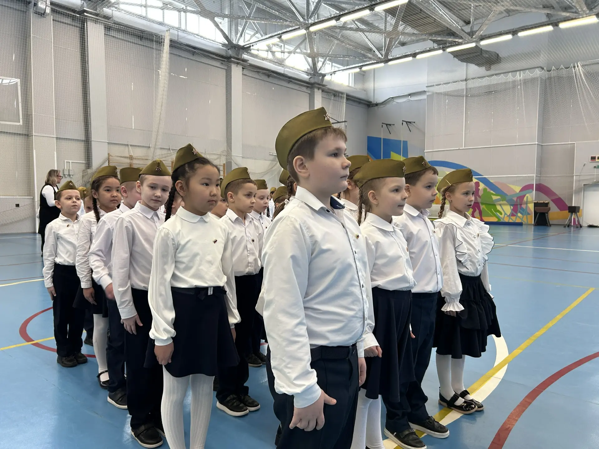 Смотр строя и песни: шаг в ритме патриотизма!  Сегодня в нашей школе было особенно торжественно и во