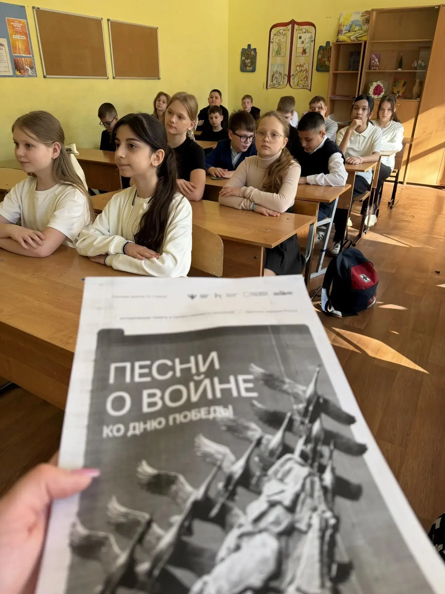 Утро понедельника традиционно началось с поднятия флагов. У всех прошли "Разговоры о важном". Тема: 