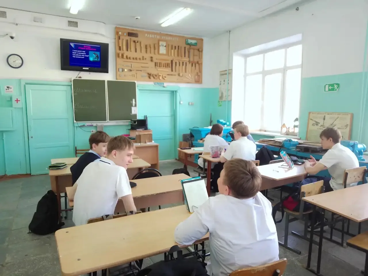 Завершающаяся учебная неделя была посвящена трудовому обучению. В понедельник юноши 8-х классов прин