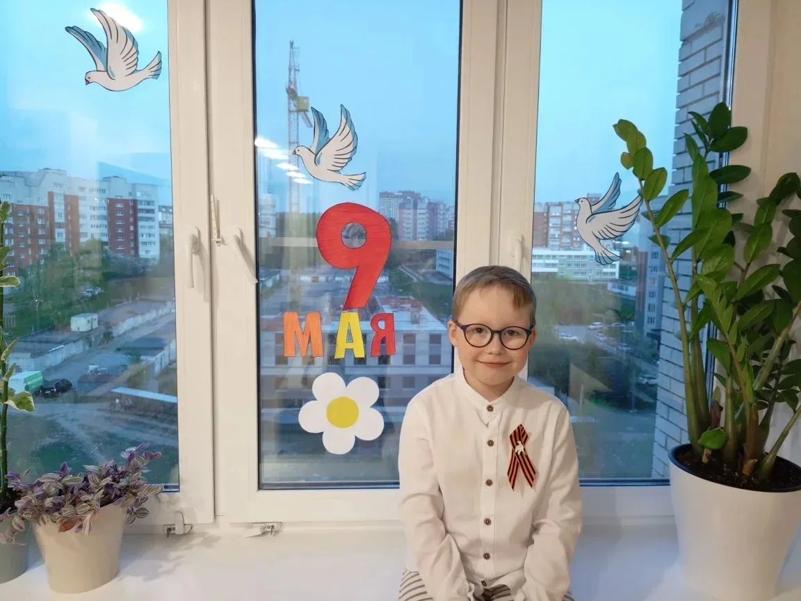 Ученики столичной школы №6 присоединились к масштабной акции «Окна Победы».  В преддверии 9 Мая ребя
