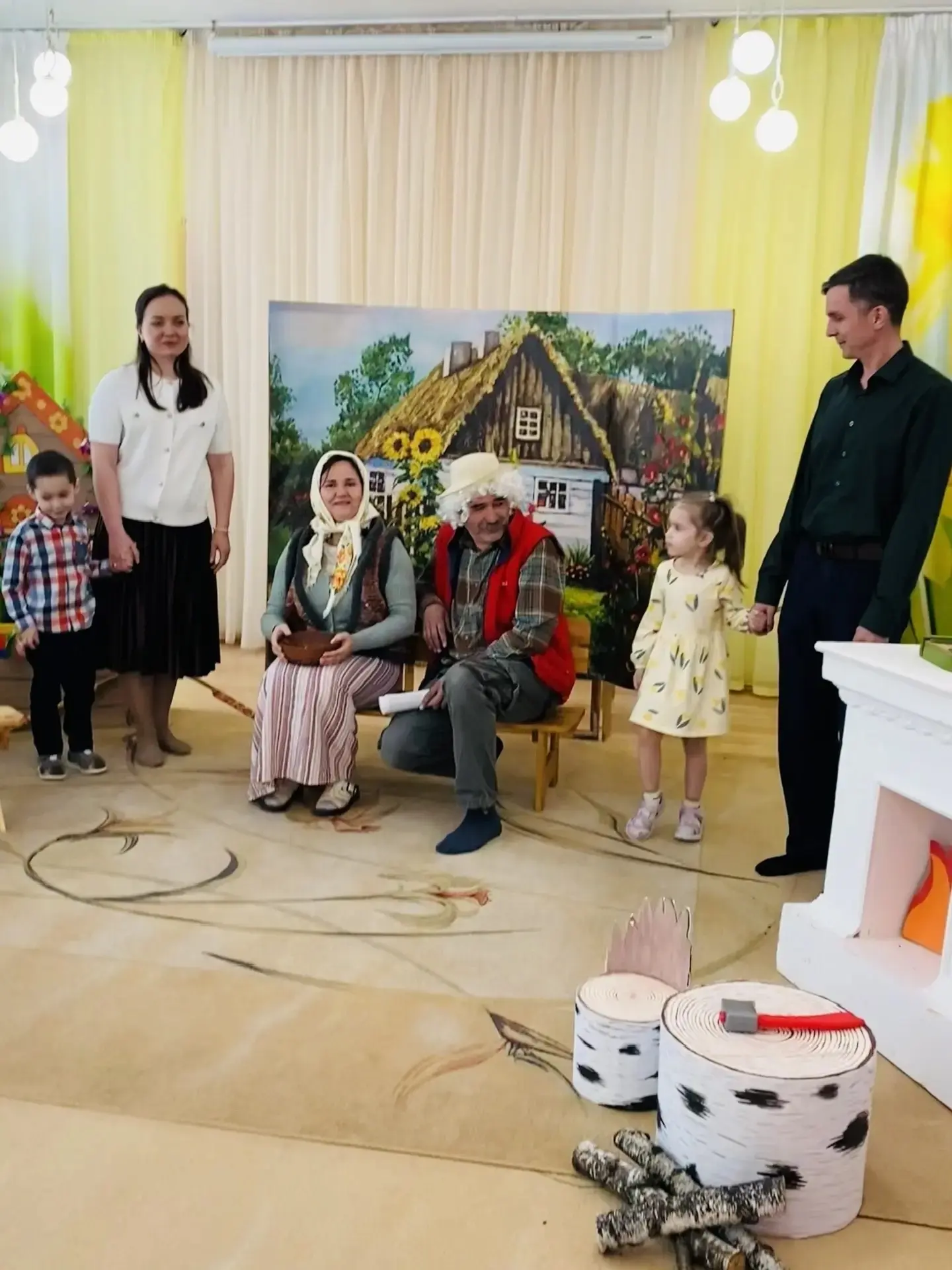 🎭 Сказка о дружной семье !

Воспитатели логопедической группы "Малышок" вместе с родителями инсцени