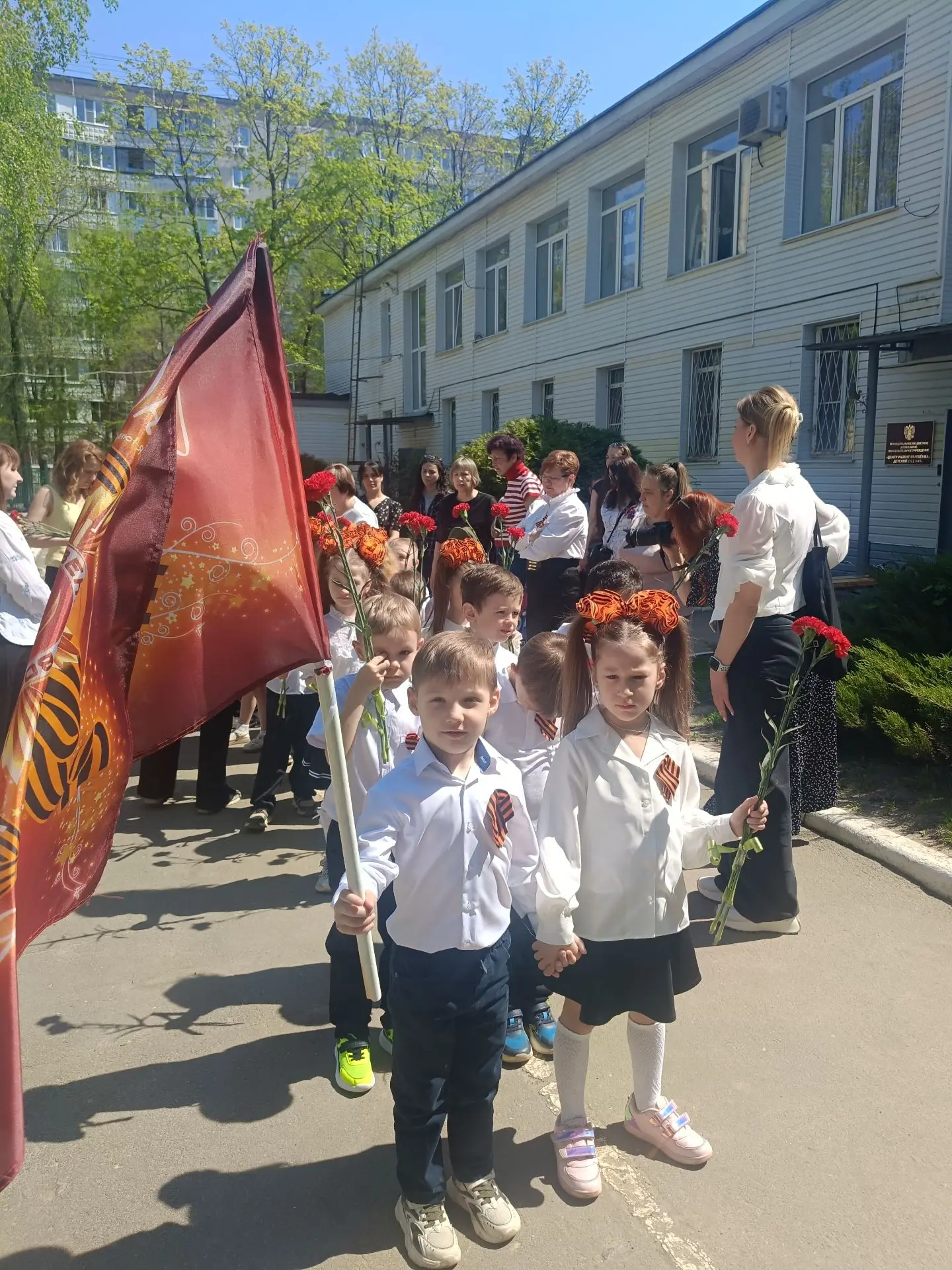 Воспитанники группы "Колокольчики" накануне 9 мая посетили сквер Школьный, в котором установлен памя