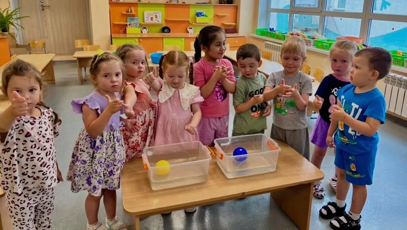 🌈 Тематический праздник «Дружба начинается с улыбки» 😊

Во второй младшей группе прошёл весёлый те