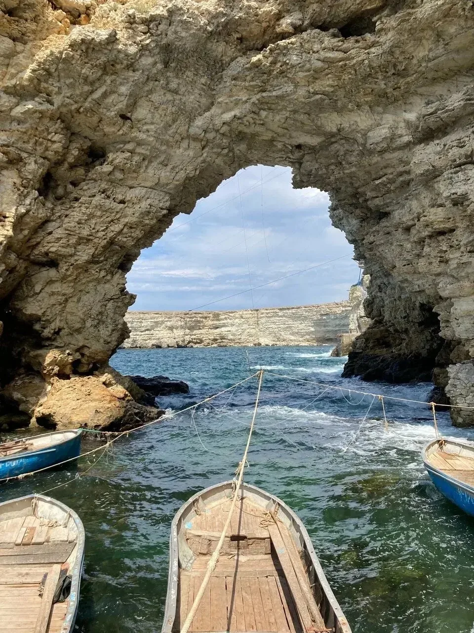 🌊 Тарханкут с его белыми скалами и невероятно прозрачной водой.