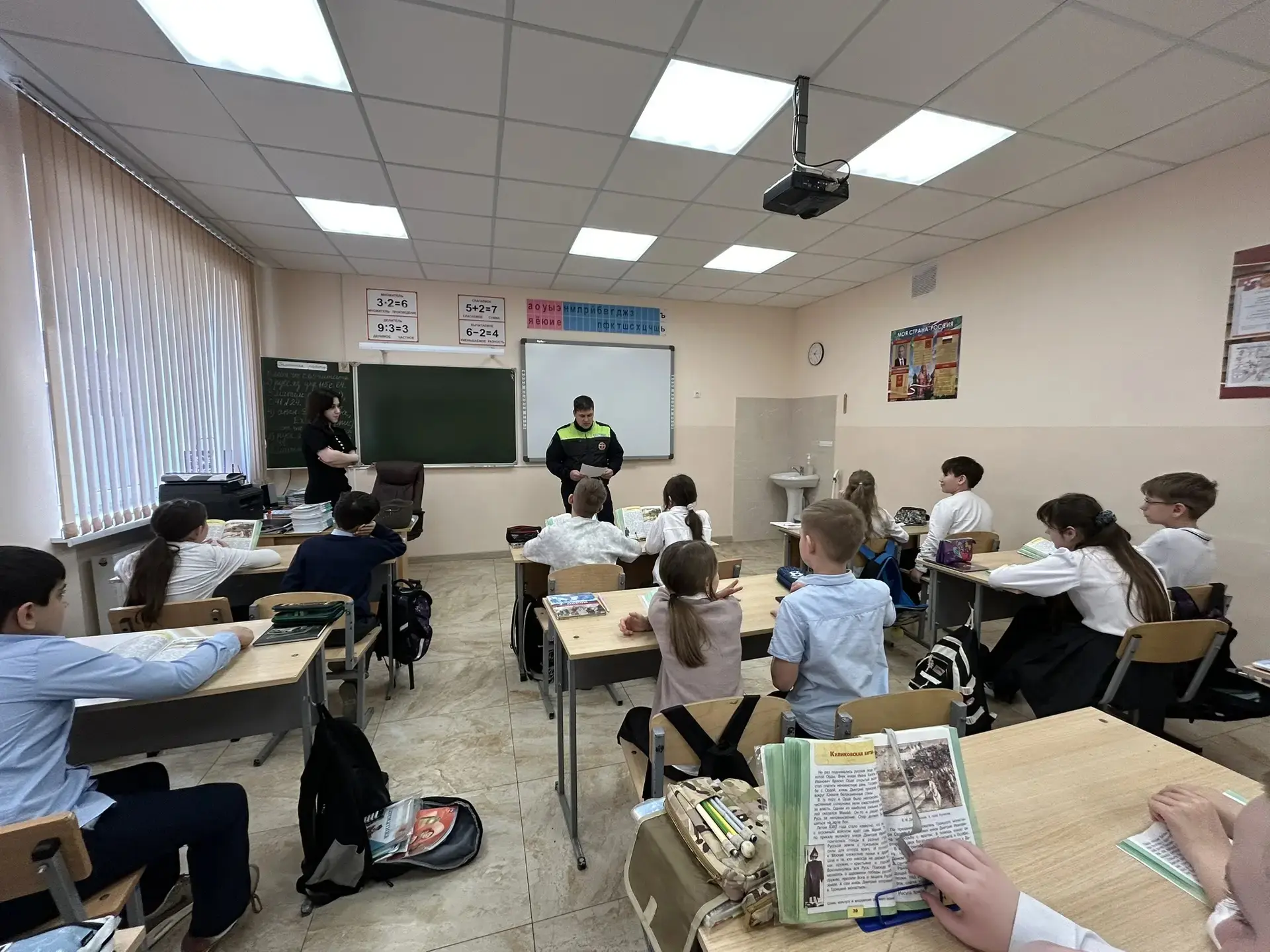 📢 Вчера в нашей школе прошла увлекательная лекция на тему «Пешеход», которую провел инспектор ДПС вз