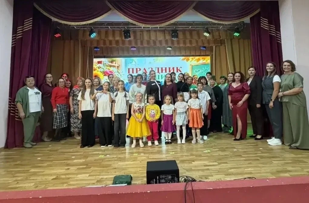 🎉 В Доме культуры станицы Запорожской прошёл праздничный концерт, посвященный Дню учит...