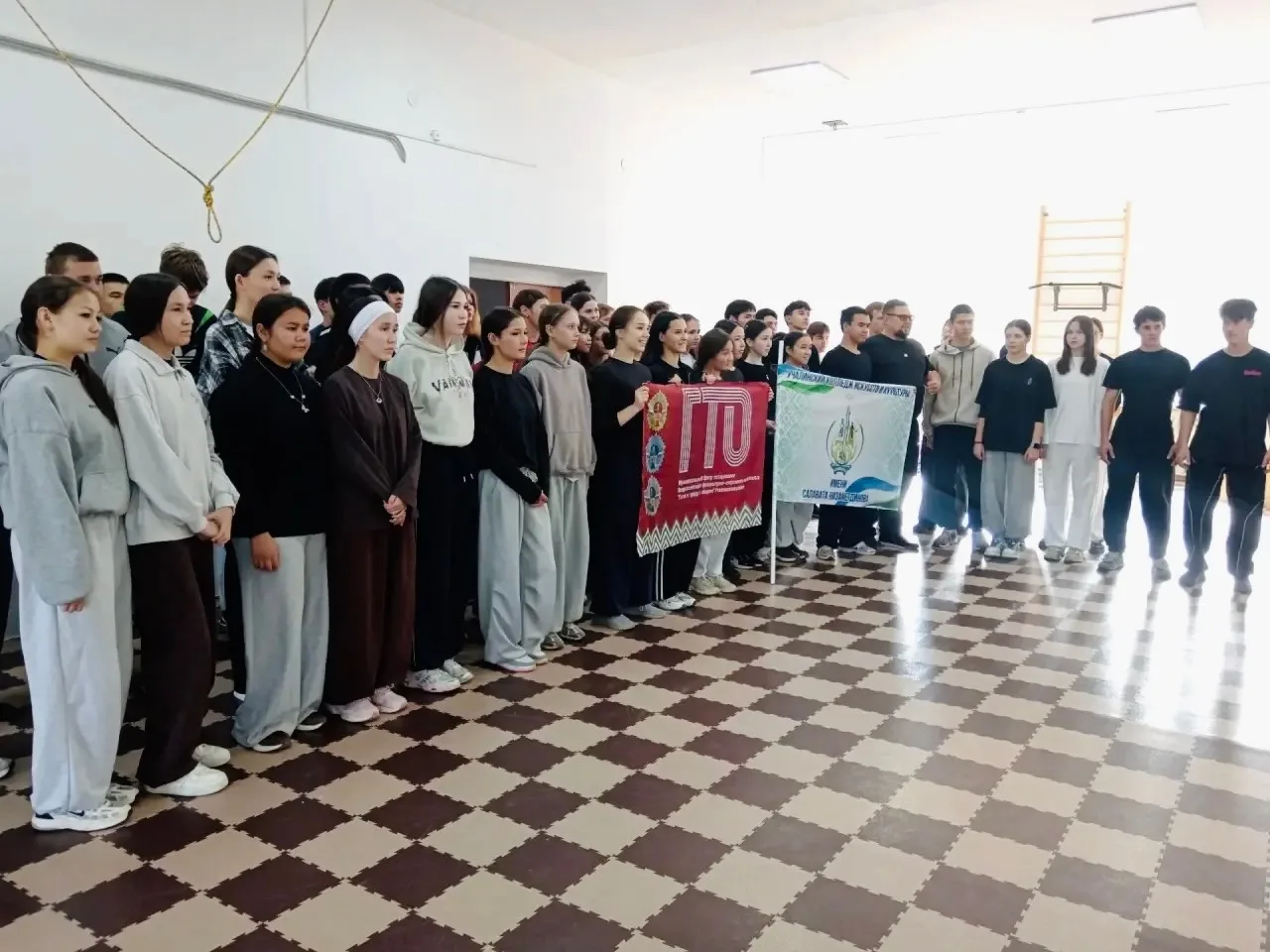 На стадионе "Горняк" проходит фестиваль ГТО среди студентов, где принимают участие обуч...