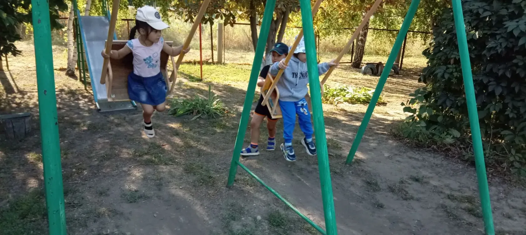 Качание на качелях в детском саду — это не просто развлечение, а важный элемент физичес...
