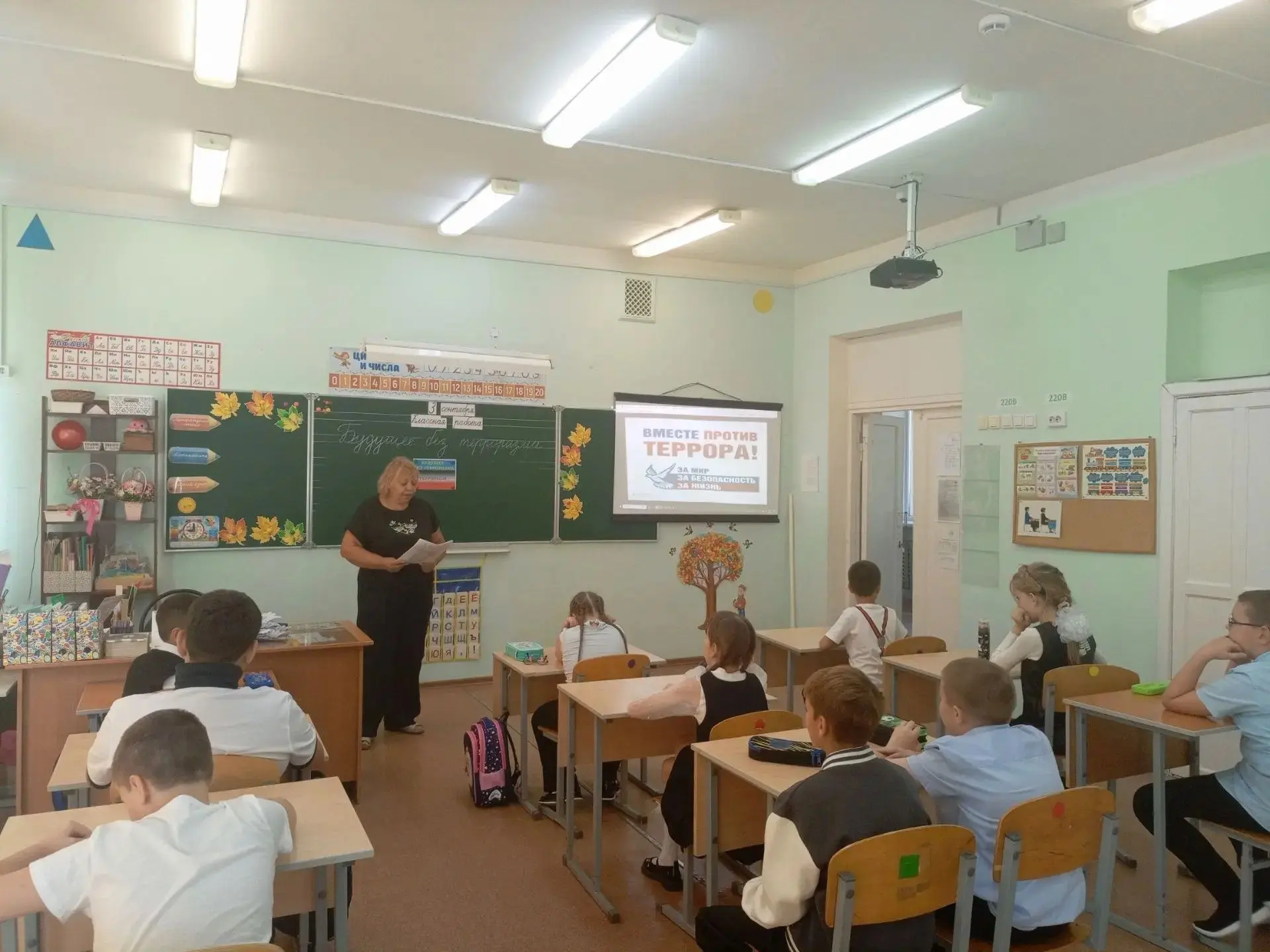 В 3а и 3б классах прошел единый классный час, посвященный одной из самых острых проблем...