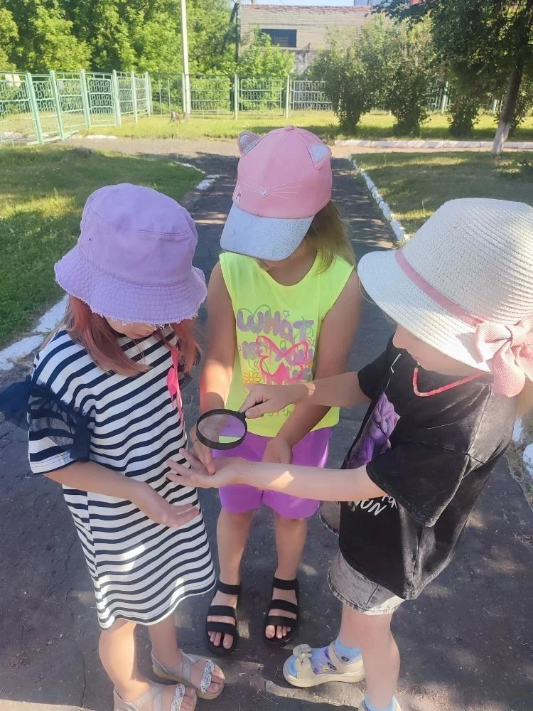 В группе «Смешарики» прошёл тематический досуг «День маленьких друзей». Дошколята рассм...