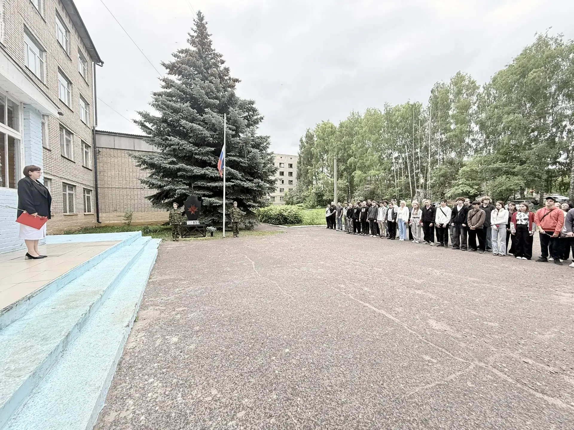 22 июня - День памяти и скорби🕊
Студенты и преподаватели собрались у мемориала воинам-выпускникам, 