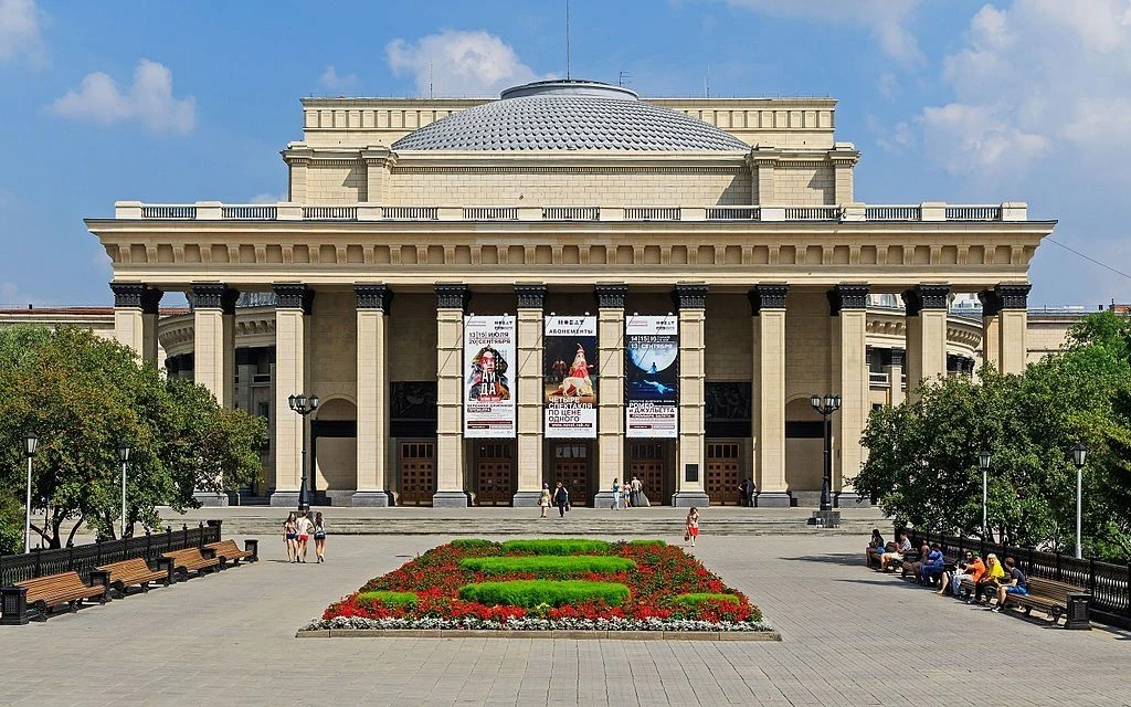 Дорогие новосибирцы! 
 
Примите искренние поздравления с нашим общим праздником, с 133-й годовщиной 