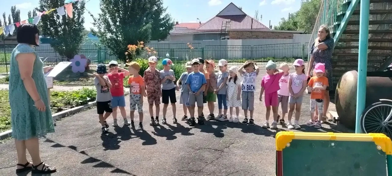 Всю Россию поздравляем
С днём семьи и с днём любви,
Пусть на землю посылает
Солнце лучики свои
Всех 