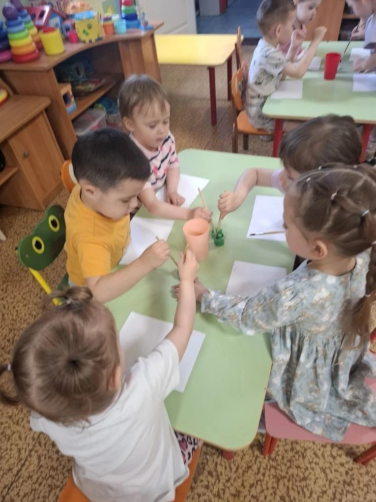 На лужайке ,где кусты,