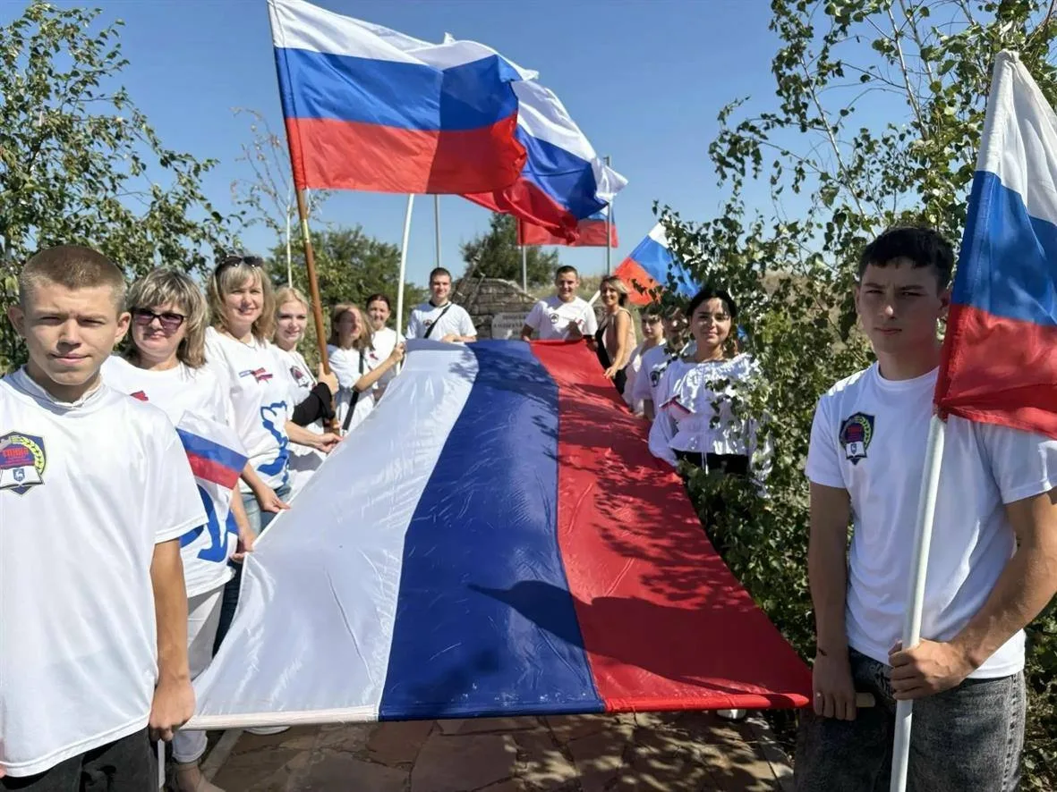 В преддверии Дня Государственного флага России в поселке Коксовом в Сквере памяти воина...