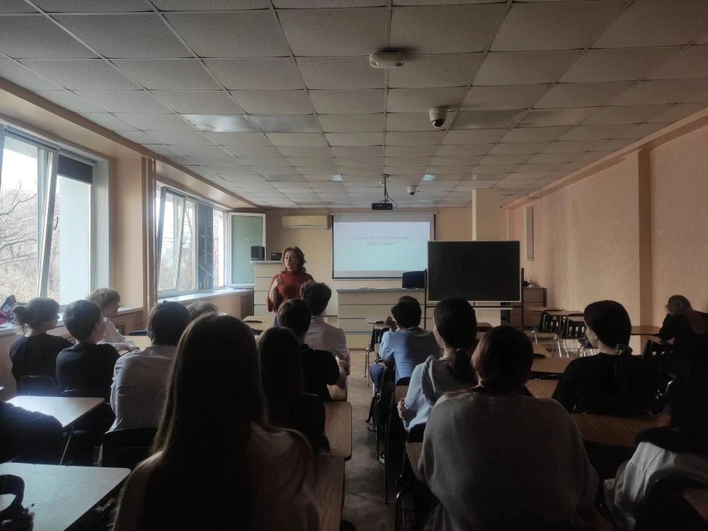 Профориентационный тренинг для 8 «Д» класса  8 «Д» класс принял участие в профориентационном занятии