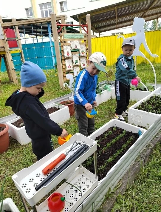 Есть у нас огород, что там только не растет! 🌱
Оксана Леонидовна и малыши из группы "Радуга" зря вр