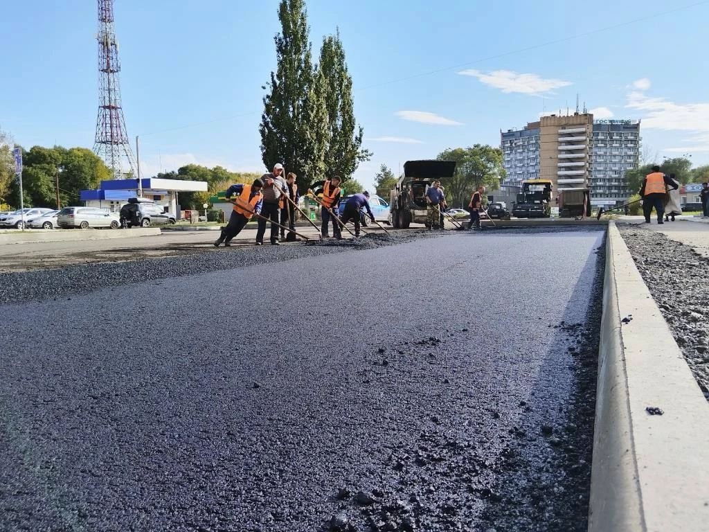 🚧 На улице Комарова укладывают верхний слой асфальта
