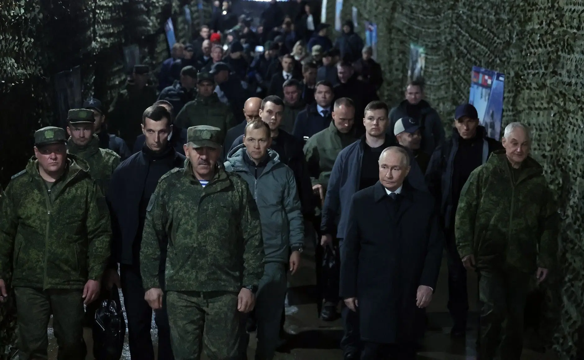 🇷🇺Президент России Владимир Путин осмотрел выставку военной и специальной техники на ...