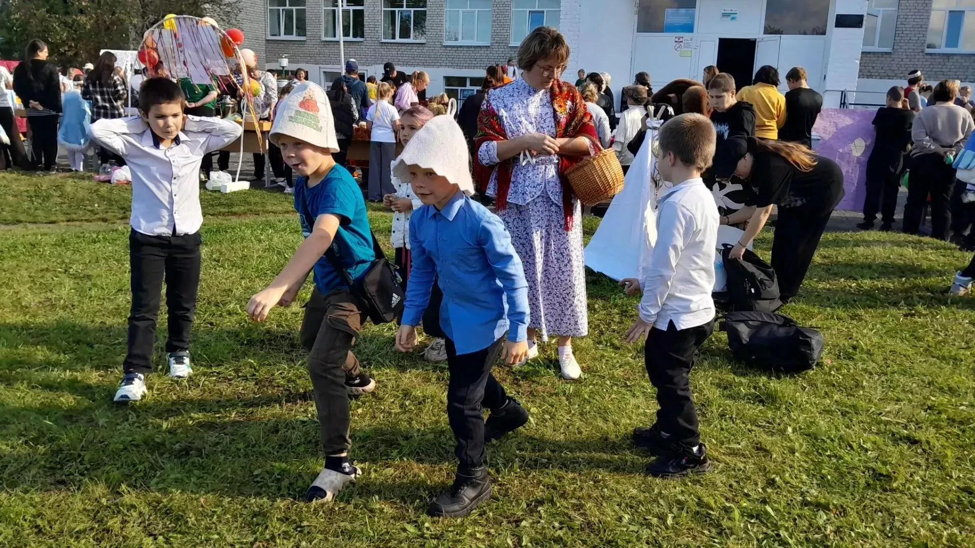 От школьной ярмарки до «Рябиновых посиделок». Как Мостовской СДК согревает село осенью