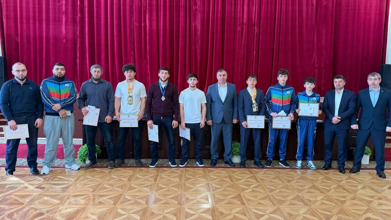 Провёл еженедельное планёрное совещание с участием своих заместителей, руководителей ст...