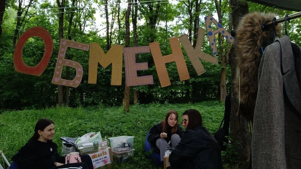 Сегодня в нашем парке, в уютном пространстве на полянке под деревьями, проходит "Гаражн...