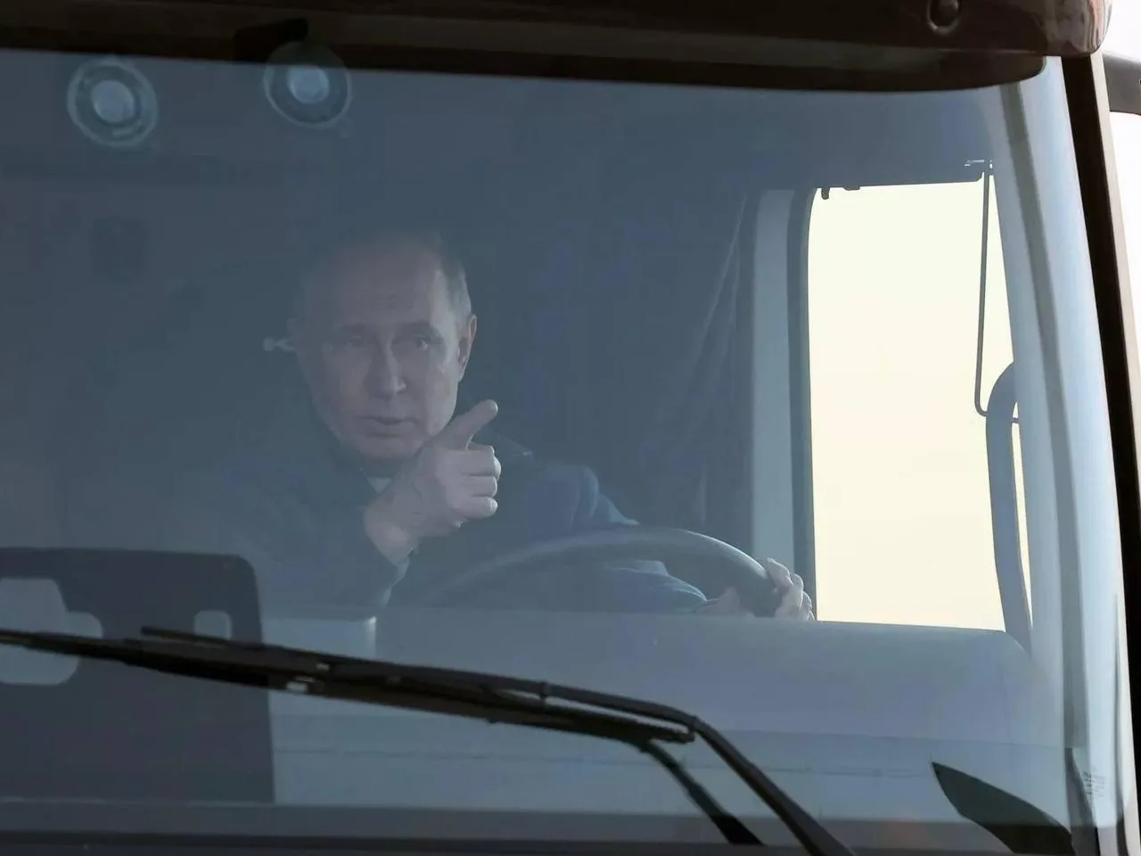Любой россиянин может "чисто теоретически" встретить Путина за рулём в пробке   Об этом заявил пресс