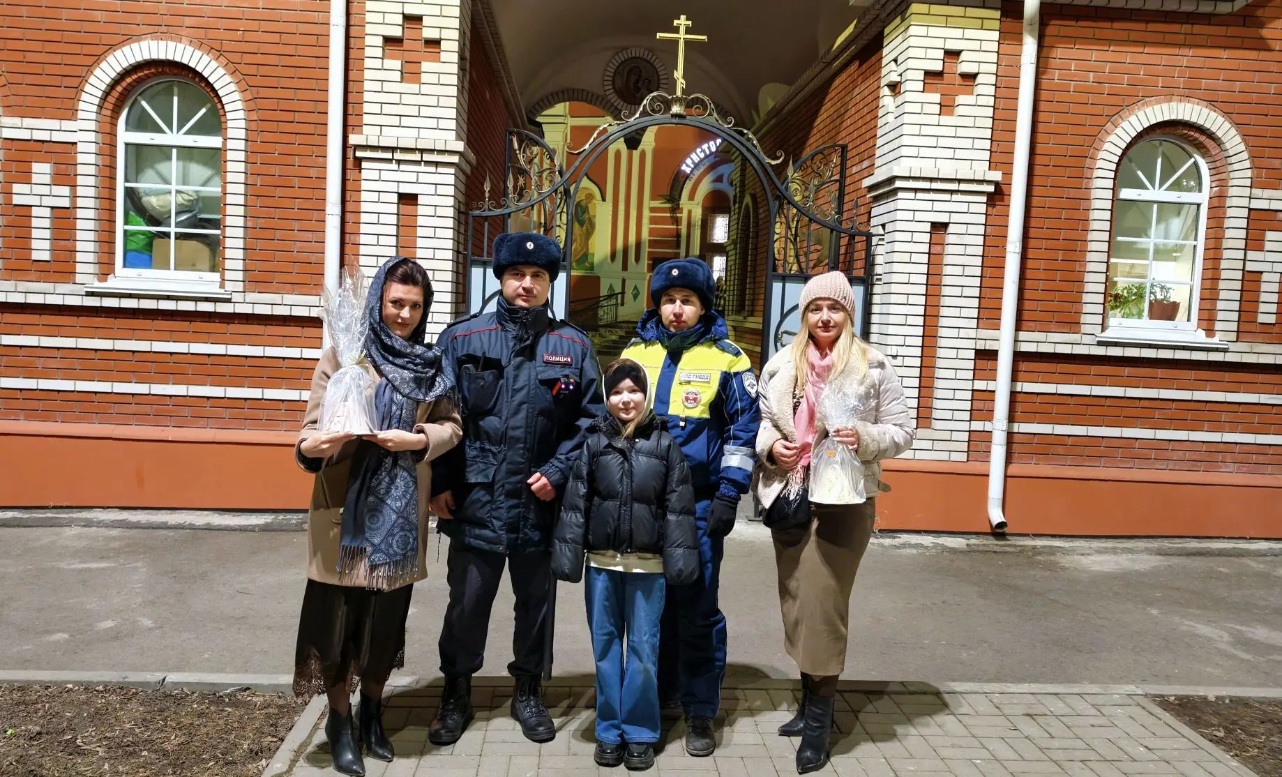 🚔 Полиция Алтайского края обеспечила правопорядок на пасхальных богослужениях  Сотрудники полиции об