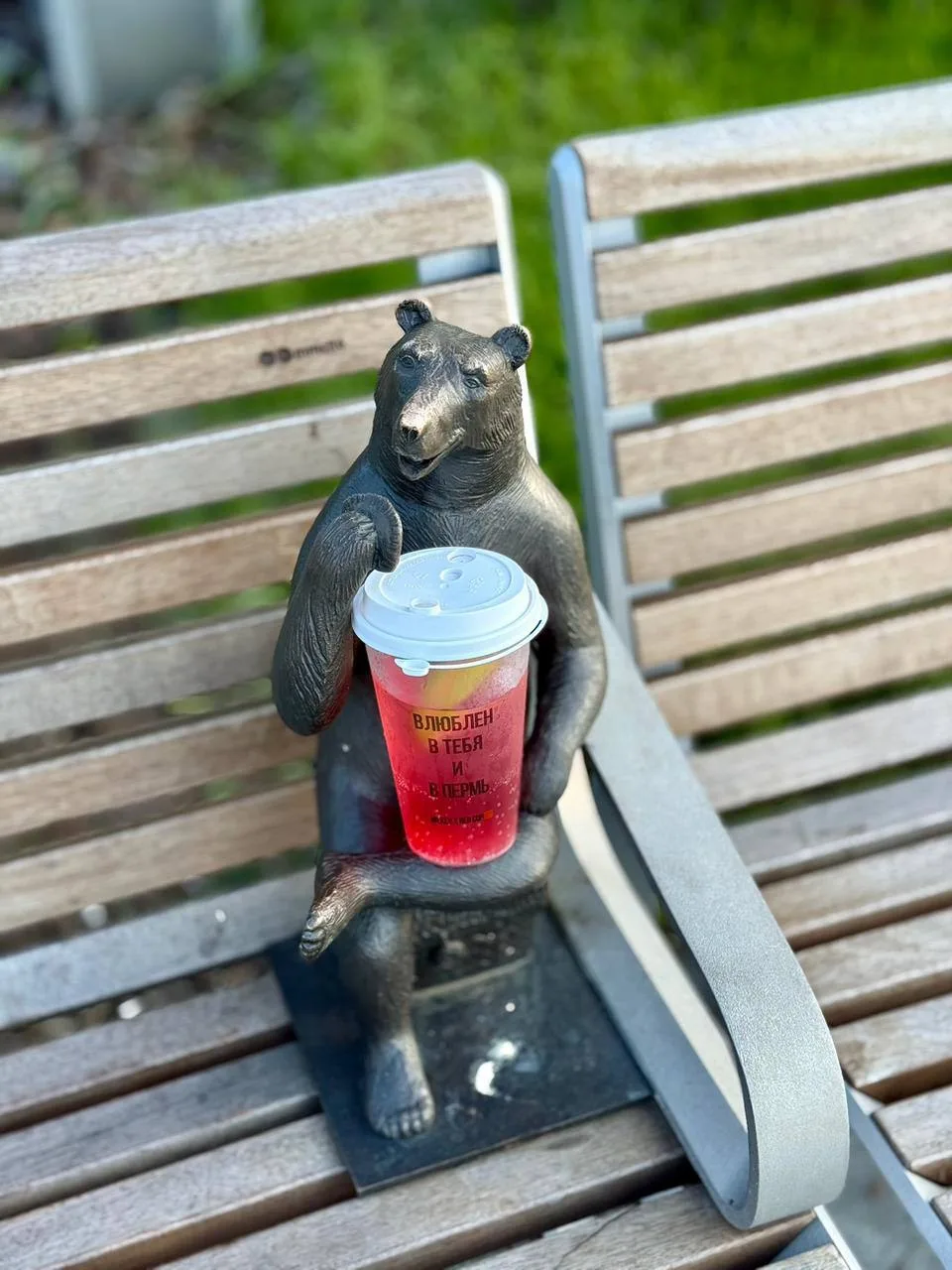 🥳Ко Дню города сеть кофеен RED CUP совместно с пермским стрит-арт художником Климом Вихаревым (Milk