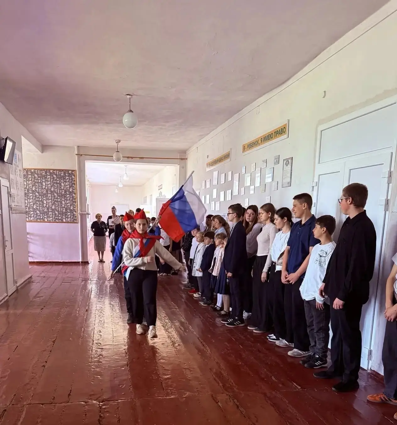 😃Учебная неделя в общеобразовательных организациях началась с торжественной линейки и поднятия госуд