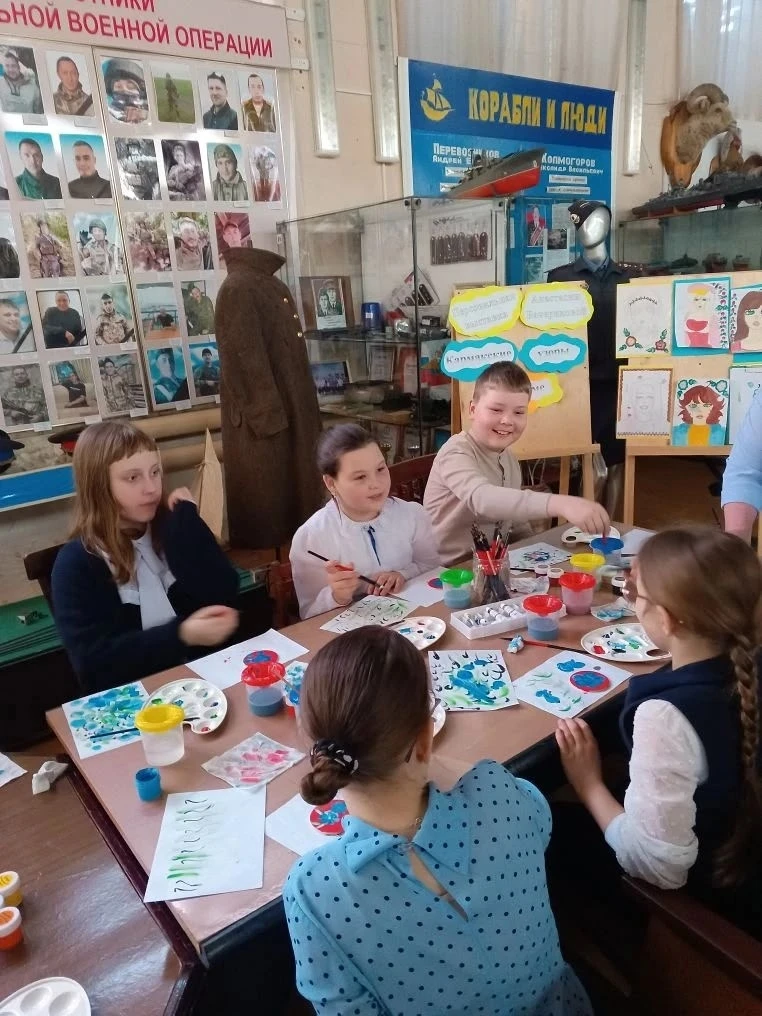 🎨 Узнали секрет кармакской росписи!  Ученики 3 «Г» класса побывали на мастер‑классе в музее — Лариса