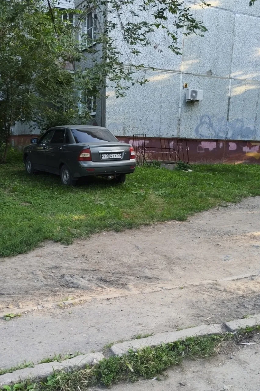 На газоне возле дома, разбивая пешеходную дорожку!!! Заявление написано!!! Жди "письмо ...
