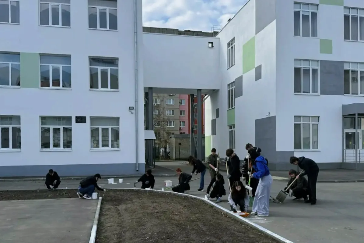 🌺✅Сегодня, 18.04.2026, на территории школы прошел субботник в рамках акции «Мы за чист...