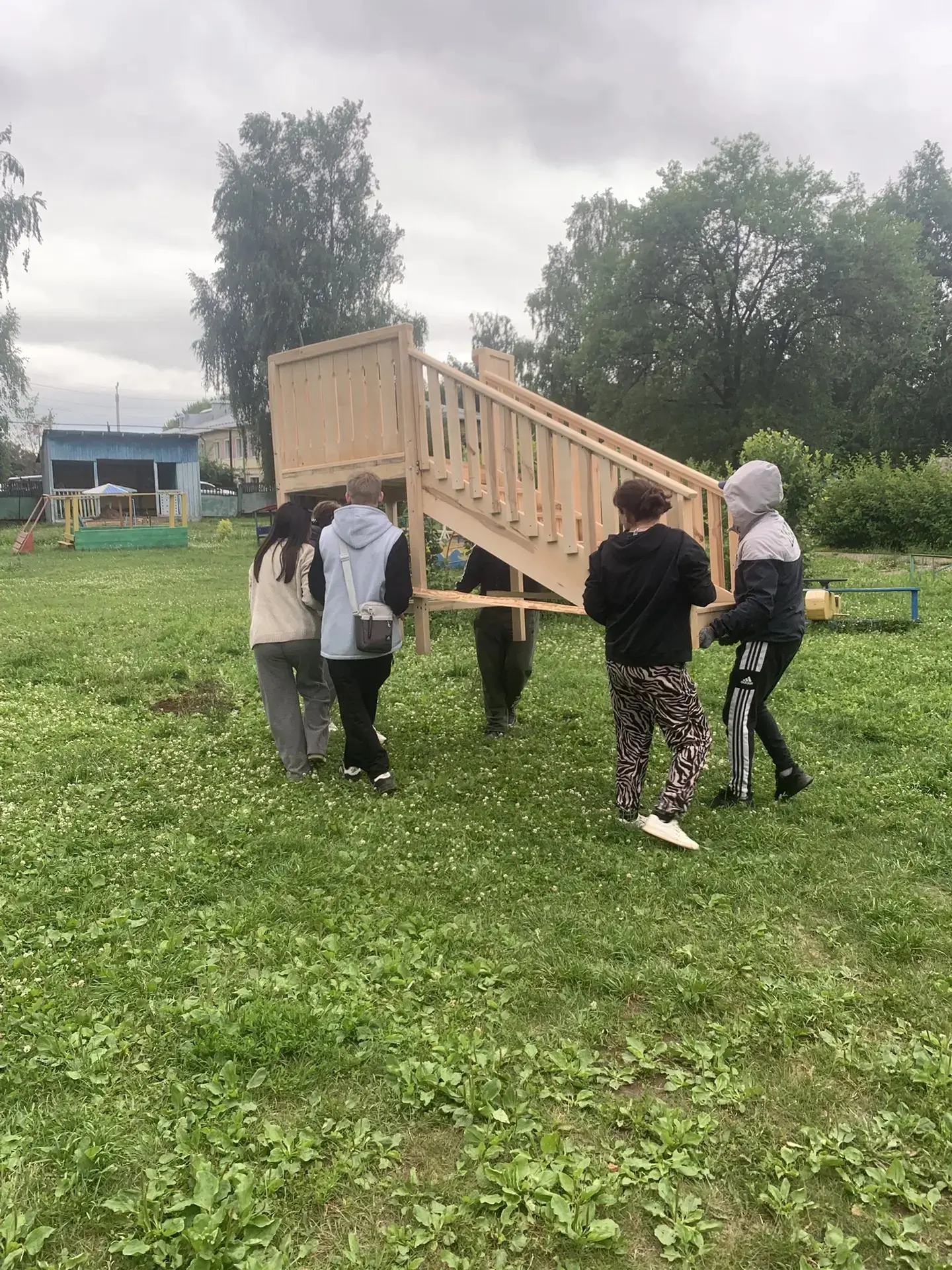 По инициативе родителей для детей группы "Пчёлки" на прогулочном участке была установлена новая горк