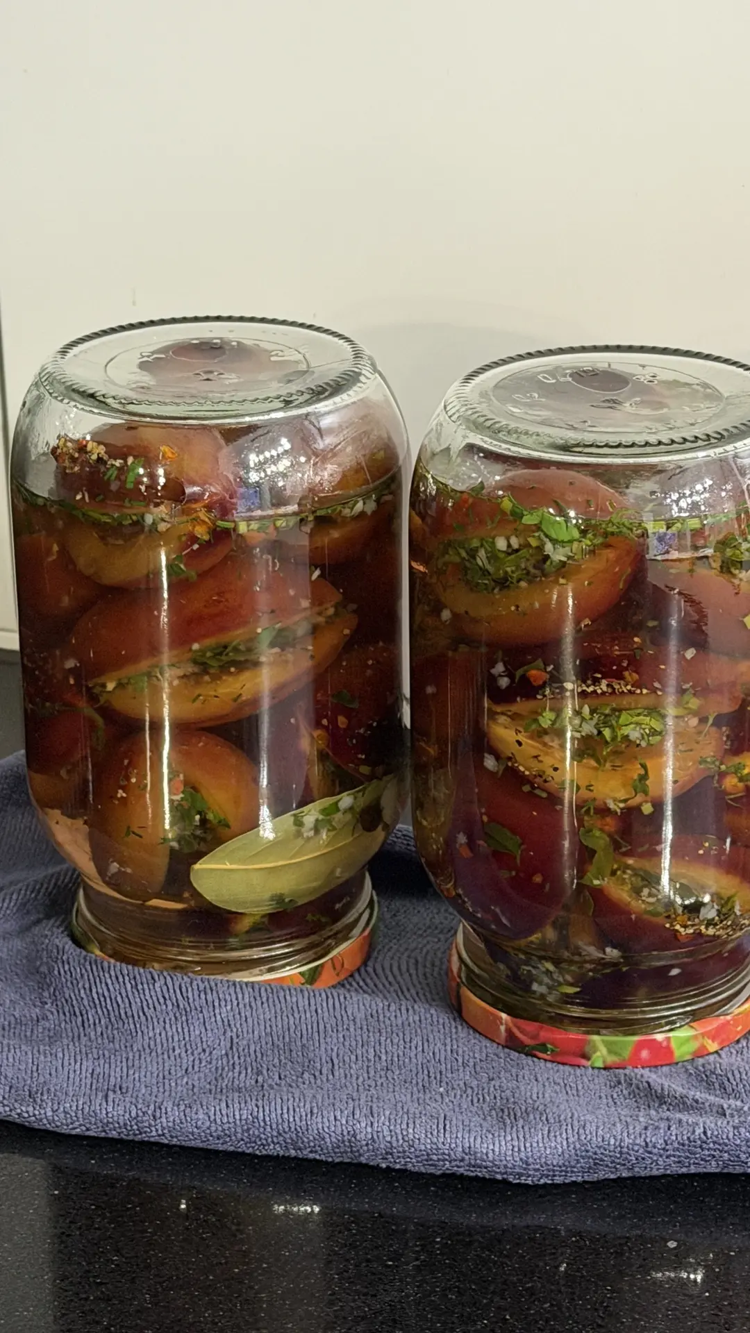 Маринованные сливы, фаршированные чесноком и зеленью