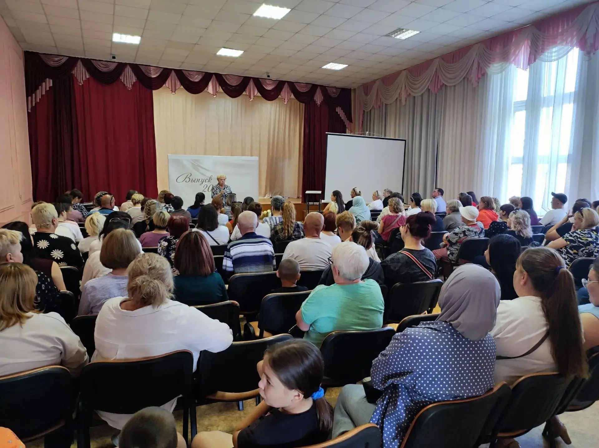 Сегодня прошло общешкольное родительское собрание, и мы выходим с него с хорошим настро...