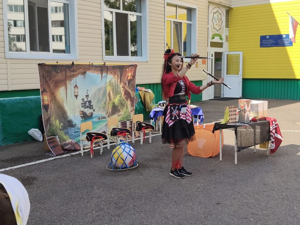 Сегодня к нашим ребятам в гости заглянули веселые клоунессы-пиратки Элька и Ириска! Настоящий праздн