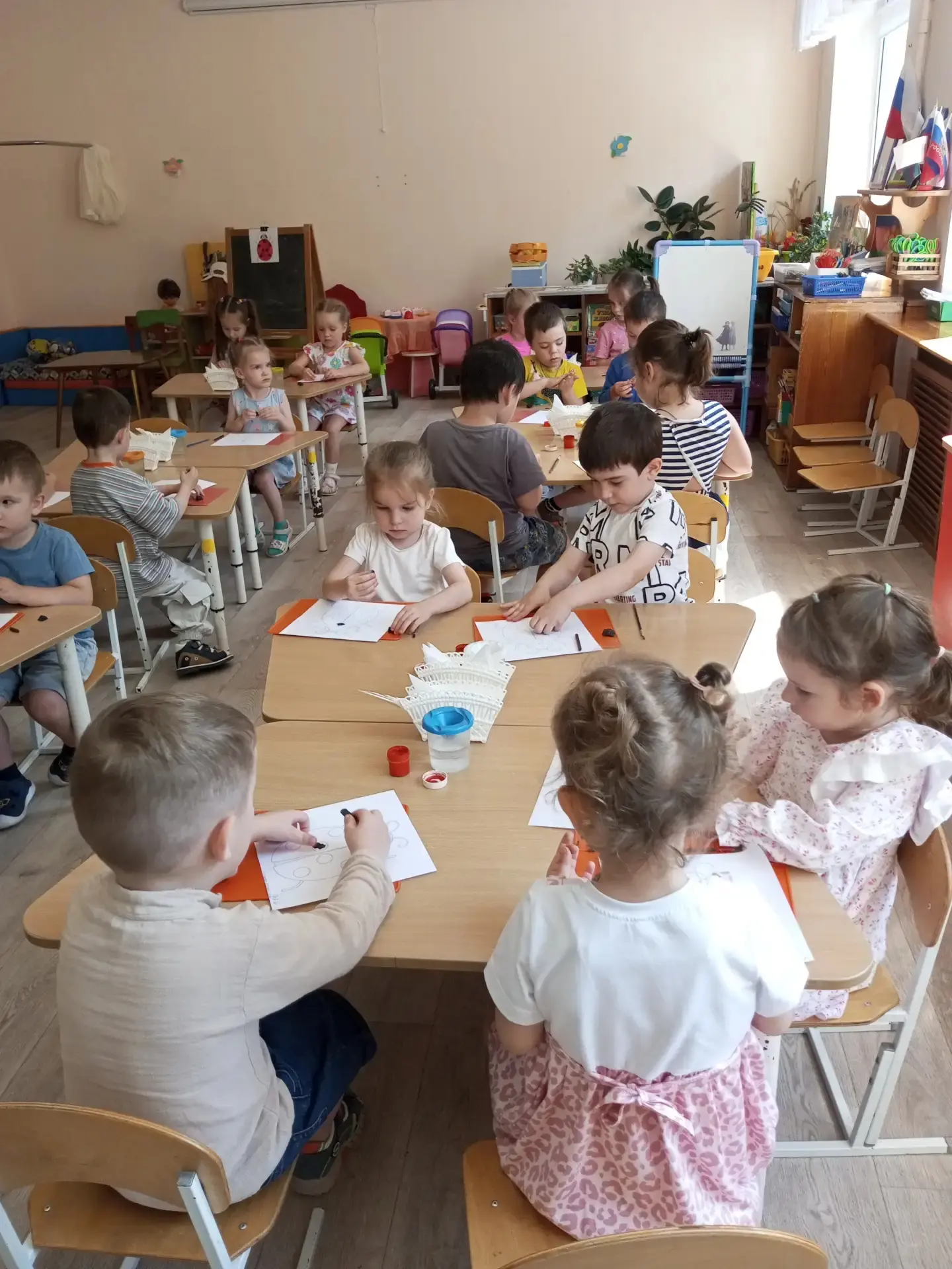 Рисование в ДОУ — это целый мир открытий для малыша! Оно помогает ему познавать окружающую действите