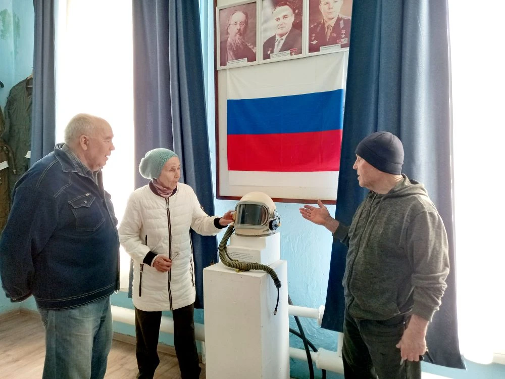 Пенсионеры города Давлеканово активно посещают музей в рамках "Недели космоса" и принимают участие в